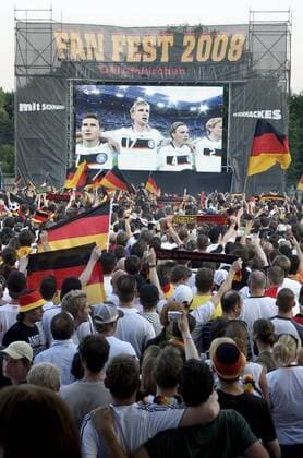 Fußballfans aus Deutschland verfolgen beim Public Viewing in Gelsenkirchen das Abspielen der Nationalhymne Fußball EM Herren Euro 2008, Nationalteam, Fanfest, Fan Fest, Party Totale Gelsenkirchen