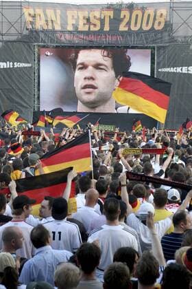 Fußballfans aus Deutschland verfolgen beim Public Viewing in Gelsenkirchen das Abspielen der Nationalhymne - Auf der Leinwand erscheint gerade Michael Ballack (Deutschland) Fußball EM Herren Euro 2008, Nationalteam, Fanfest, Fan Fest, Party Totale Gelsenkirchen