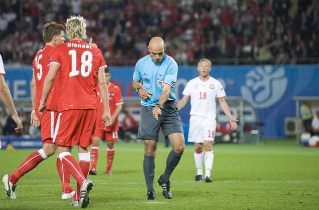 Schiedsrichter Howard Webb (England) gibt den Elfmeter für Österreich gegen Polen Fußball EM Herren Euro 2008, Länderspiel, Nationalteam, Nationaltrikot, Österreich - Polen 1:1 Gruppe Wien