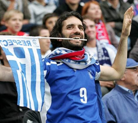 Griechischer Fan beißt auf eine Fahne -  Fußball Länderspiel Herren EURO 2008, EM, Nationalteam, Griechenland Einzelbild Salzburg