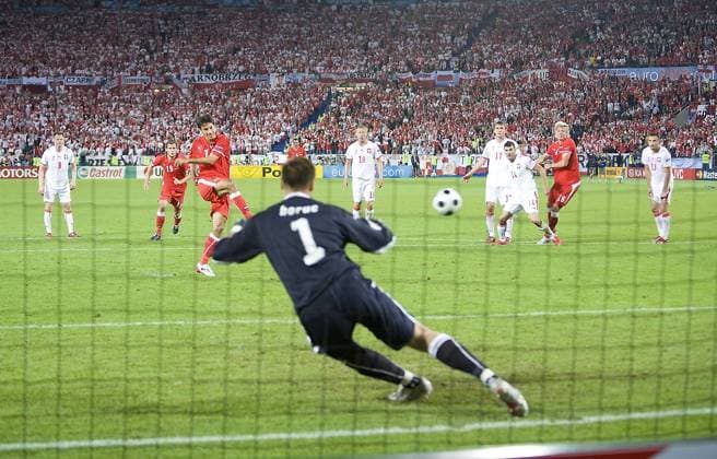 Ivica Vastic (Österreich) erzielt per Elfmeter das 1:1 gegen Torwart Artur Boruc (Polen) Fußball EM Herren Euro 2008, Länderspiel, Nationalteam, Nationaltrikot, Österreich - Polen 1:1 Gruppe Wien Dynamik,