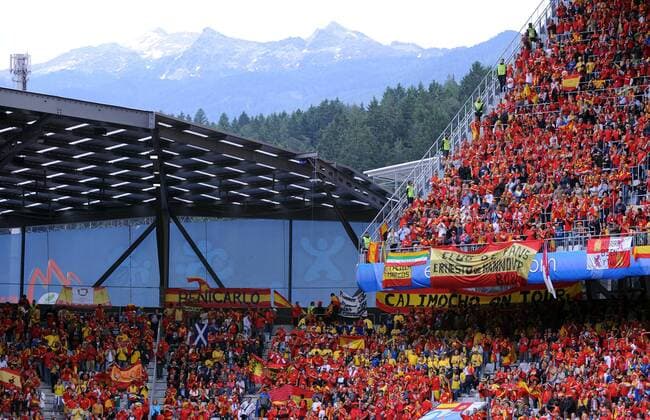 Spanische Fanblock vor traumhafter Bergkulisse - Fußball EM Herren Euro 2008, Länderspiel, Nationalmannschaft Totale Innsbruck