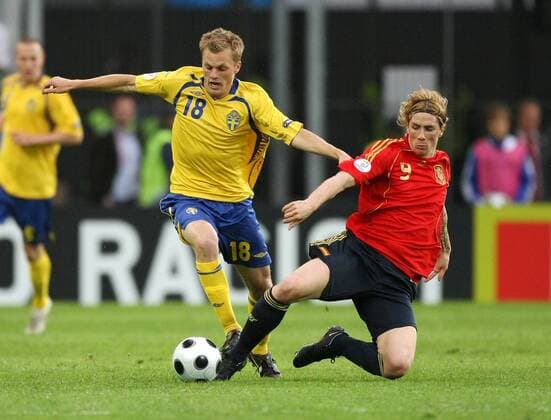 Fernando Torres (Spanien, re.) gegen Sebastian Larsson (Schweden) Fußball Länderspiel Herren EURO 2008, EM, Nationalteam, Nationaltrikot, Spanien - Schweden 2:1 Gruppe Innsbruck Dynamik, Kampf,