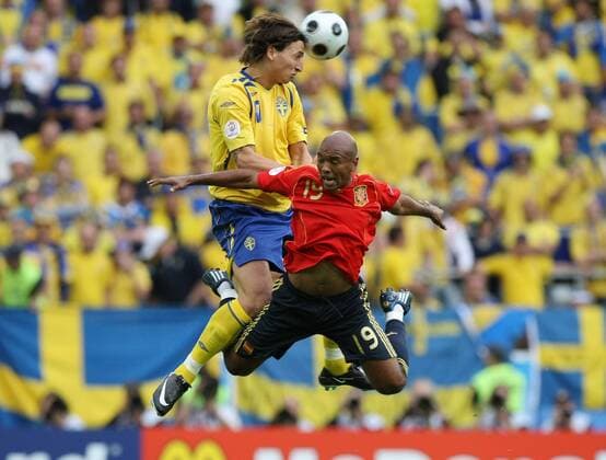 Zlatan Ibrahimovic (Schweden, li.) gegen Marcos Senna (Spanien) Fußball Länderspiel Herren EURO 2008, EM, Nationalteam, Nationaltrikot, Spanien - Schweden 2:1 Gruppe Innsbruck Dynamik, Kampf,