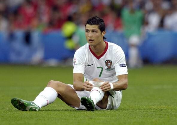 Cristiano Ronaldo (Portugal) Fußball EM Herren Euro 2008, Länderspiel, Nationalteam, Nationaltrikot Einzelbild Genf Nachdenklichkeit,