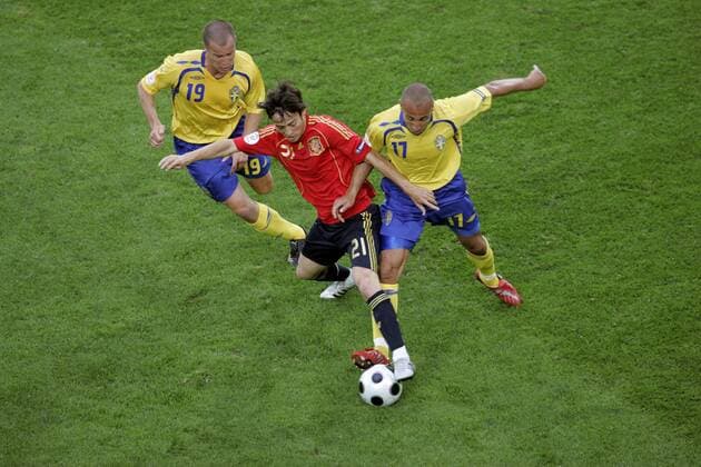 David Silva (Spanien, Mitte) gegen Henrik Larsson (re.) und Daniel Andersson (beide Schweden) -  - NOxONLINExUSE Fußball Länderspiel Herren EURO 2008, EM, Nationalteam, Nationaltrikot, Spanien - Schweden 2:1 Gruppe Innsbruck