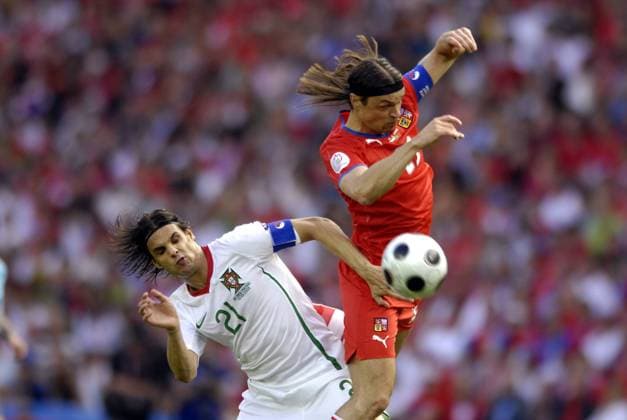Tomas Ujfalusi (Tschechien, re.) gegen Nuno Gomes (Portugal) Fußball EM Herren Euro 2008, Länderspiel, Nationalteam, Nationaltrikot, Portugal - Tschechien 2:1 Gruppe Genf Dynamik,