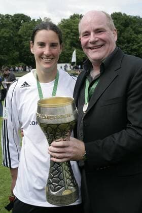 Manager Siegfried Dietrich (re.) und Birgit Prinz (beide FFC Frankfurt) feiern mit Pokal die soeben errungene Deutsche Meisterschaft 2008 Fußball 1. BL Damen 2007 2008, 1. FFC Frankfurt, Deutscher Meister, Deutsche Meisterschaft, Frauen, Frauenfußball, Gruppe Frankfurt M. Freude, Fußball 1. BL Damen 2007 2008, 1. FFC Frankfurt, Deutscher Meister, Deutsche Meisterschaft, Frauen, Frauenfußball, Gruppe Frankfurt M. Freude,