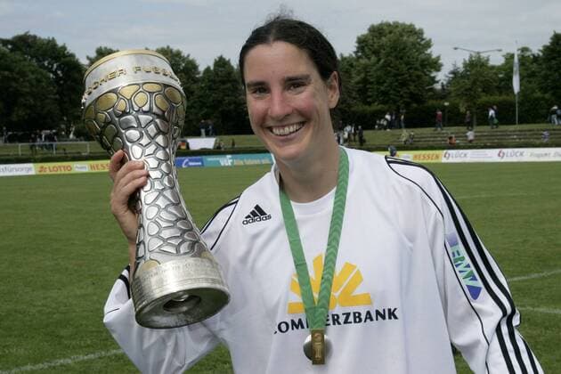 Birgit Prinz (FFC Frankfurt) feiert mit Pokal die soeben errungene Deutsche Meisterschaft 2008 Fußball 1. BL Damen 2007 2008, 1. FFC Frankfurt, Deutscher Meister, Deutsche Meisterschaft, Frauen, Frauenfußball, Einzelbild Frankfurt M. Freude, Fußball 1. BL Damen 2007 2008, 1. FFC Frankfurt, Deutscher Meister, Deutsche Meisterschaft, Frauen, Frauenfußball, Einzelbild Frankfurt M. Freude,