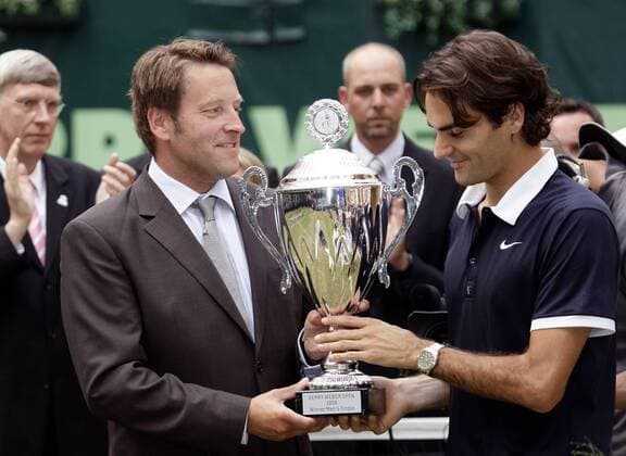Roger Federer (Schweiz, re.) - Sieger der Gerry Weber Open 2008 empfängt den Pokal von Turnierdirektor Ralf Weber (Deutschland) Tennis Herren Gerry Weber Open 2008, ATP Tour, Finale Gruppe Halle Westfalen Tennis Herren Gerry Weber Open 2008, ATP Tour, Finale Gruppe Halle Westfalen