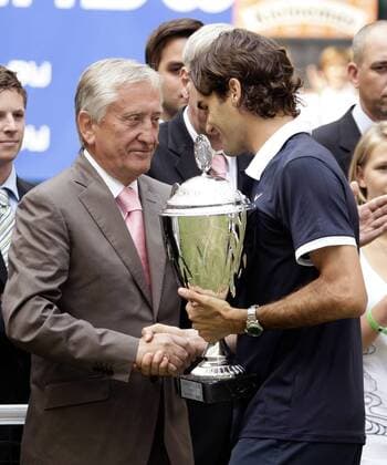 Roger Federer (Schweiz, re.) - Sieger der Gerry Weber Open 2008 dankt Vorstandsvorsitzendem Gerhard Weber (Deutschland Gerry Weber International AG) Tennis Herren Gerry Weber Open 2008, ATP Tour, Finale Gruppe Halle Westfalen Tennis Herren Gerry Weber Open 2008, ATP Tour, Finale Gruppe Halle Westfalen