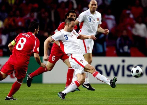 Jan Polak (Tschechien, re.) gegen Nihat Kahveci (Türkei, li.) -  Fußball EM Herren EURO 2008, Länderspiel, Nationalmannschaft, Nationaltrikot, Tschechien - Türkei Gruppe Genf Dynamik, Fußball EM Herren EURO 2008, Länderspiel, Nationalmannschaft, Nationaltrikot, Tschechien - Türkei Gruppe Genf Dynamik,