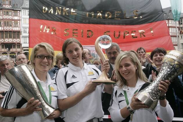 Rathausempfang des frischgebackenen Meisters 2008 FFC Frankfurt v.re.: Svenja Huth mit Meisterpokal, Tina Wunderlich mit UEFA Womens Cup Pokal und Saskia Bartusiak mit Vereinspokal Fußball 1. BL Damen 2007 2008, 1. FFC Frankfurt, Frauen, Frauenfußball, Deutscher Meister, Deutsche Meisterschaft, Gruppe Europacupsieger Europapokalsieger Europapokal Frankfurt M. Freude, Fußball 1. BL Damen 2007 2008, 1. FFC Frankfurt, Frauen, Frauenfußball, Deutscher Meister, Deutsche Meisterschaft, Gruppe Europacupsieger Europapokalsieger Europapokal Frankfurt M. Freude,