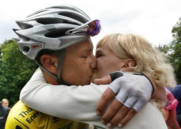 Patrick Gretsch (Deutschland Thüringer Energie Team) gewinnt die Thüringen Rundfahrt 2008 und bekommt den Siegerkuß von Freundin Caroline Radsport Herren Thüringen Rundfahrt 2008, Thüringenrundfahrt, Straßenradsport, Straße, Rad, Gruppe 6. Etappe: Rund um die Hainleite Glück, Harmonie Freude, Sinnlichkeit, Radsport Herren Thüringen Rundfahrt 2008, Thüringenrundfahrt, Straßenradsport, Straße, Rad, Gruppe 6. Etappe: Rund um die Hainleite Glück, Harmonie Freude, Sinnlichkeit,