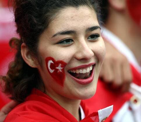 Weiblicher türkischer Fan mit Gesichtsbemalung in Landesfarben - Fußball EM Herren Euro 2008, Länderspiel, Nationalmannschaft, Porträt Genf Begeisterung, Freude, Fußball EM Herren Euro 2008, Länderspiel, Nationalmannschaft, Porträt Genf Begeisterung, Freude,