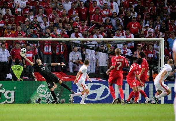 Torwart Volkan Demirel (Türkei) kassiert den Treffer zum 0:1 durch Jan Koller (Tschechien, re.) - Fußball EM Herren Euro 2008, Länderspiel, Nationalteam, Nationaltrikot, Türkei - Tschechien Totale Genf Dynamik,