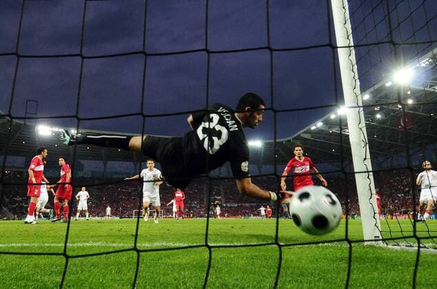 Torwart Volkan Demirel (Türkei) kassiert den Treffer zum 0:1 - Fußball EM Herren Euro 2008, Länderspiel, Nationalteam, Nationaltrikot, Türkei - Tschechien Gruppe Genf Dynamik,