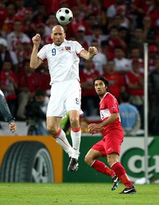 Jan Koller (Tschechien, li.) gegen Emre Güngör (Türkei) -  Fußball Länderspiel Herren EURO 2008, EM, Nationalteam, Nationaltrikot, Türkei - Tschechien Gruppe Genf Dynamik, Kampf,