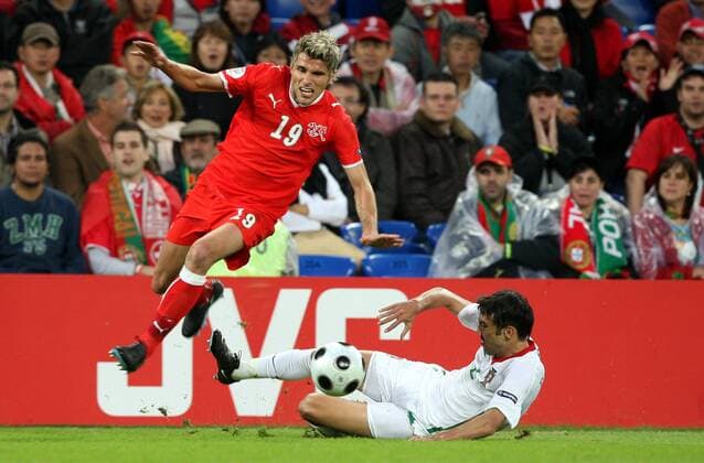 Valon Behrami (Schweiz, li.) gegen Paulo Ferreira (Portugal) - Fußball Länderspiel Herren EURO 2008, EM, Nationalteam, Nationaltrikot, Schweiz - Portugal 2:0 Gruppe Basel Dynamik, Kampf, Fußball Länderspiel Herren EURO 2008, EM, Nationalteam, Nationaltrikot, Schweiz - Portugal 2:0 Gruppe Basel Dynamik, Kampf,
