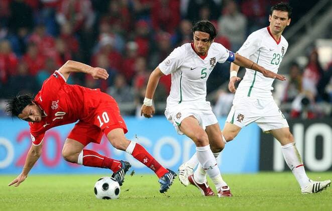 Fernando Meira (Portugal, Mitte) gegen Hakan Yakin (Schweiz) - Fußball Länderspiel Herren EURO 2008, EM, Nationalteam, Nationaltrikot, Schweiz - Portugal 2:0 Gruppe Basel Dynamik, Kampf, Fußball Länderspiel Herren EURO 2008, EM, Nationalteam, Nationaltrikot, Schweiz - Portugal 2:0 Gruppe Basel Dynamik, Kampf,