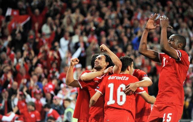 Torjubel Schweiz - Torschütze Hakan Yakin (li.) lässt feiern Fußball EM Herren Euro 2008, Länderspiel, Nationalteam, Nationaltrikot Gruppe Basel Freude, Fußball EM Herren Euro 2008, Länderspiel, Nationalteam, Nationaltrikot Gruppe Basel Freude,