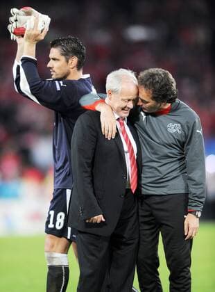 Nationaltrainer Jakob Kuhn (Mitte), Co Trainer Michel Pont (re.) und Torwart Pascal Zuberbühler (alle Schweiz) verabschieden sich Fußball EM Herren Euro 2008, Länderspiel, Nationalteam, Gruppe Basel Kameradschaft, Fußball EM Herren Euro 2008, Länderspiel, Nationalteam, Gruppe Basel Kameradschaft,