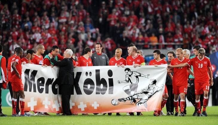 Abschied der Schweizer Nationalmannschaft mit Torwart Diego Benaglio von Nationaltrainer Jakob Kuhn - Merci Köbi Fußball EM Herren Euro 2008, Länderspiel, Nationalteam, Nationaltrikot Totale Basel Fußball EM Herren Euro 2008, Länderspiel, Nationalteam, Nationaltrikot Totale Basel
