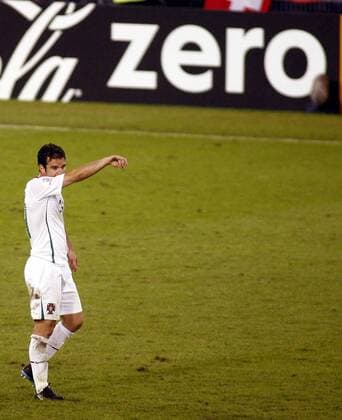 Jorge Ribeiro (Portugal) enttäuscht - Fußball EM Herren EURO 2008, Länderspiel, Nationalmannschaft, Nationaltrikot, Einzelbild Basel Enttäuschung, Erschöpfung, Fußball EM Herren EURO 2008, Länderspiel, Nationalmannschaft, Nationaltrikot, Einzelbild Basel Enttäuschung, Erschöpfung,