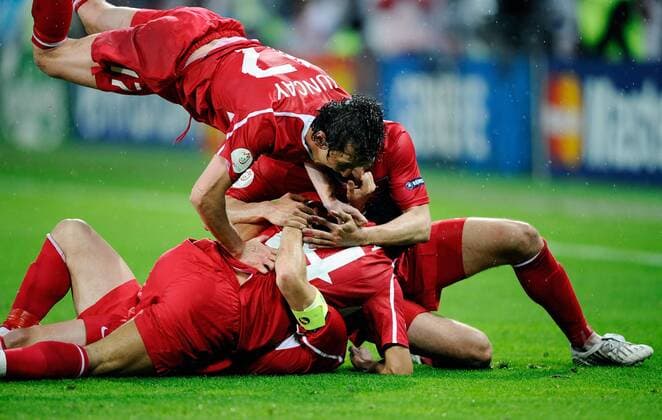 Torjubel Türkei mit Tuncay Sanli (o.) - Fußball EM Herren Euro 2008, Länderspiel, Nationalteam, Nationaltrikot Gruppe Genf Freude, Begeisterung, Fußball EM Herren Euro 2008, Länderspiel, Nationalteam, Nationaltrikot Gruppe Genf Freude, Begeisterung,
