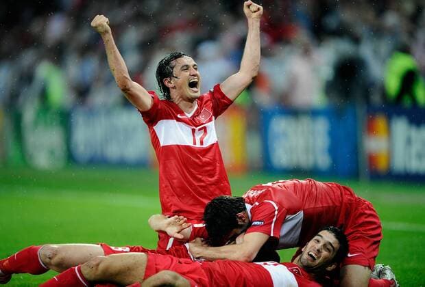 Tuncay Sanli (obenauf li.) und Arda Turan (liegend, beide Türkei) - Torjubel - Fußball EM Herren Euro 2008, Länderspiel, Nationalmannschaft, Gruppe Genf Freude, Fußball EM Herren Euro 2008, Länderspiel, Nationalmannschaft, Gruppe Genf Freude,