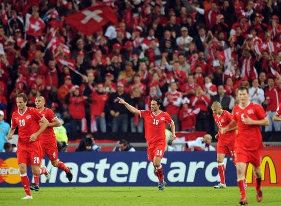 Hakan Yakin (Schweiz, Mitte) - Torjubel - Fußball EM Herren Euro 2008, Länderspiel, Nationalteam, Nationaltrikot, Totale Basel Freude, Fußball EM Herren Euro 2008, Länderspiel, Nationalteam, Nationaltrikot, Totale Basel Freude,