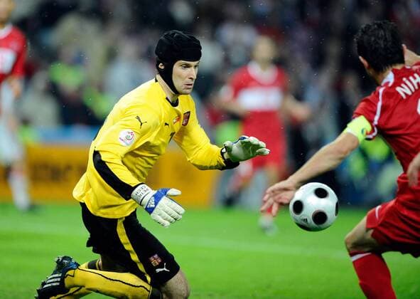 Torwart Petr Cech (Tschechien, li.) versucht gegen Nihat Kahveci (Türkei) seinen Fehler wieder gut zu machen - Fußball EM Herren Euro 2008, Länderspiel, Nationalmannschaft, Gruppe Genf Fußball EM Herren Euro 2008, Länderspiel, Nationalmannschaft, Gruppe Genf