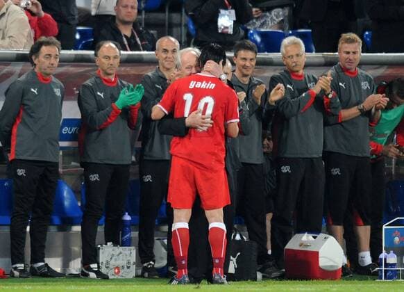 Nationaltrainer Jakob Kuhn (Mitte li.) umarmt Hakan Yakin (beide Schweiz) unter dem Applaus der Betreuer - Fußball EM Herren Euro 2008, Länderspiel, Nationalteam, Nationaltrikot, Totale Basel Kameradschaft, Fußball EM Herren Euro 2008, Länderspiel, Nationalteam, Nationaltrikot, Totale Basel Kameradschaft,