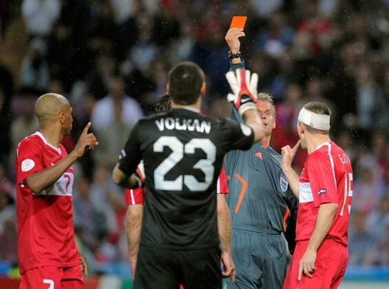 Schiedsrichter Peter Fröjdfeldt (Schweden) zeigt Torwart Volkan Demirel (Türkei) die rote Karte - Fußball Länderspiel Herren EURO 2008, EM, Nationalteam, Nationaltrikot, Gruppe Genf Fußball Länderspiel Herren EURO 2008, EM, Nationalteam, Nationaltrikot, Gruppe Genf