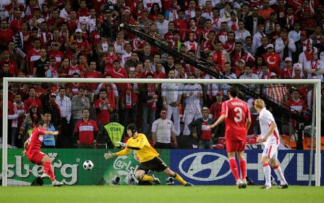 Nihat Kahveci (Türkei, li.) trifft nach Torwartfehler von Torwart Petr Cech (Tschechien) zum 2:2 - Fußball Länderspiel Herren EURO 2008, EM, Nationalteam, Nationaltrikot, Türkei - Tschechien 3:2 Totale Genf Dynamik, Fußball Länderspiel Herren EURO 2008, EM, Nationalteam, Nationaltrikot, Türkei - Tschechien 3:2 Totale Genf Dynamik,