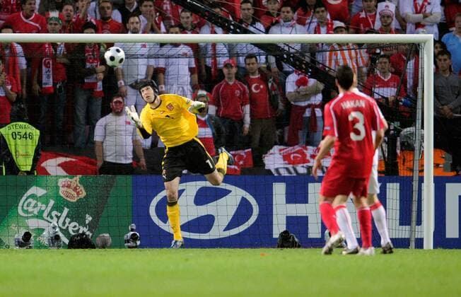 Torwartfehler von Torwart Petr Cech (Tschechien) führt zum 2:2 - Fußball Länderspiel Herren EURO 2008, EM, Nationalteam, Nationaltrikot, Türkei - Tschechien 3:2 Gruppe Genf Dynamik, Fußball Länderspiel Herren EURO 2008, EM, Nationalteam, Nationaltrikot, Türkei - Tschechien 3:2 Gruppe Genf Dynamik,