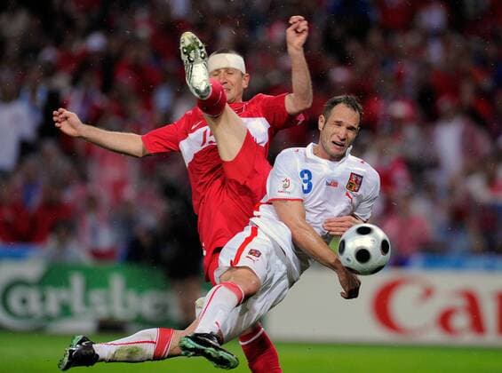 Jan Polak (Tschechien, re.) gegen Emre Asik (Türkei) - Fußball Länderspiel Herren EURO 2008, EM, Nationalteam, Nationaltrikot, Türkei - Tschechien 3:2 Gruppe Genf Dynamik, Kampf, Fußball Länderspiel Herren EURO 2008, EM, Nationalteam, Nationaltrikot, Türkei - Tschechien 3:2 Gruppe Genf Dynamik, Kampf,