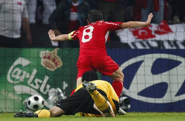 Nihat Kahveci (Türkei) trifft zum 2:2 gegen Torwart Petr Cech (Tschechien) -  Fußball EM Herren Euro 2008, Länderspiel, Nationalteam, Nationaltrikot, Türkei - Tschechien 3:2 Gruppe Genf Freude, Enttäuschung, Fußball EM Herren Euro 2008, Länderspiel, Nationalteam, Nationaltrikot, Türkei - Tschechien 3:2 Gruppe Genf Freude, Enttäuschung,