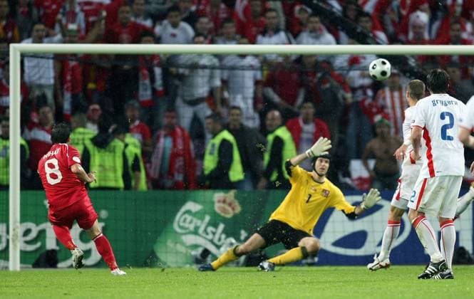 Nihat Kahveci (Türkei, li.) trifft gegen Torwart Petr Cech (Tschechien) zum 3:2 -  Fußball EM Herren EURO 2008, Länderspiel, Nationalmannschaft, Nationaltrikot, Türkei - Tschechien 3:2 Gruppe Genf Dynamik, Fußball EM Herren EURO 2008, Länderspiel, Nationalmannschaft, Nationaltrikot, Türkei - Tschechien 3:2 Gruppe Genf Dynamik,