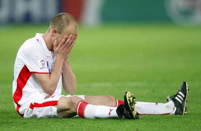David Jarolim (Tschechien) verzweifelt - Fußball EM Herren Euro 2008, Länderspiel, Nationalteam, Nationaltrikot, Einzelbild Genf Enttäuschung, Verzweiflung, Fußball EM Herren Euro 2008, Länderspiel, Nationalteam, Nationaltrikot, Einzelbild Genf Enttäuschung, Verzweiflung,