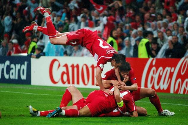Torjubel Türkei, u. a.: Tuncay Sanli (obenauf) -  Fußball EM Herren Euro 2008, Länderspiel, Nationalmannschaft, Nationaltrikot Gruppe Genf Freude, Begeisterung,