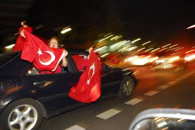 Autokorso türkischer Fans durch Berlin anlässlich der Euro 2008 Fußball EM Herren EURO 2008, Länderspiel, Nationalteam, Feier, feiern, Autokorso, Auto Korso, Vdig Gruppe Kurfürstendamm, Kudamm Berlin Freude, Begeisterung, Fußball EM Herren EURO 2008, Länderspiel, Nationalteam, Feier, feiern, Autokorso, Auto Korso, Vdig Gruppe Kurfürstendamm, Kudamm Berlin Freude, Begeisterung,