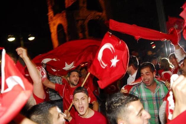 Türkische Fans feiern in Berlin anlässlich der Euro 2008 Fußball EM Herren EURO 2008, Länderspiel, Nationalteam, Feier, feiern, Vdig Gruppe Kurfürstendamm, Kudamm Berlin Freude, Begeisterung, Fußball EM Herren EURO 2008, Länderspiel, Nationalteam, Feier, feiern, Vdig Gruppe Kurfürstendamm, Kudamm Berlin Freude, Begeisterung,