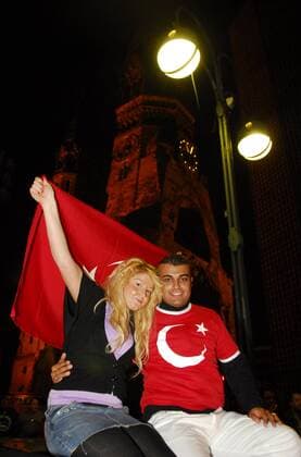 Türkisches Fanpaar feiert unter der Gedächtniskirche auf dem Berliner Breitscheidplatz anlässlich der Euro 2008 Fußball EM Herren EURO 2008, Länderspiel, Nationalteam, Feier, feiern, Autokorso, Auto Korso, Vdig Gruppe Kurfürstendamm, Kudamm Berlin Freude, Fußball EM Herren EURO 2008, Länderspiel, Nationalteam, Feier, feiern, Autokorso, Auto Korso, Vdig Gruppe Kurfürstendamm, Kudamm Berlin Freude,