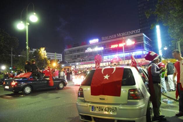 Türkische Fans starten auf dem Berliner Breitscheidplatz anlässlich der Euro 2008 einen Autokorso Fußball EM Herren EURO 2008, Länderspiel, Nationalteam, Feier, feiern, Auto Korso, Vdig Totale Kurfürstendamm, Kudamm Berlin Freude, Fußball EM Herren EURO 2008, Länderspiel, Nationalteam, Feier, feiern, Auto Korso, Vdig Totale Kurfürstendamm, Kudamm Berlin Freude,