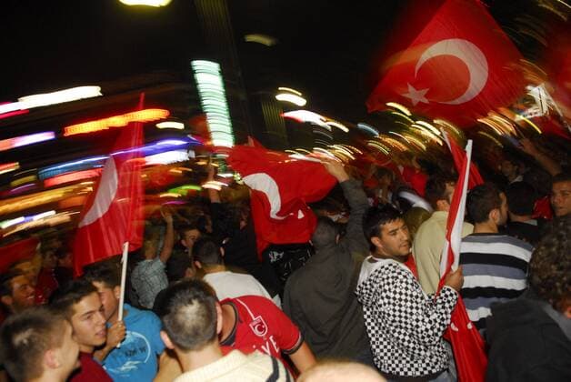 Türkische Fans jubeln auf dem Berliner Breitscheidplatz anlässlich der Euro 2008 Fußball EM Herren EURO 2008, Länderspiel, Nationalteam, Feier, feiern, Vdig Totale Kurfürstendamm, Kudamm Berlin Freude, Fußball EM Herren EURO 2008, Länderspiel, Nationalteam, Feier, feiern, Vdig Totale Kurfürstendamm, Kudamm Berlin Freude,