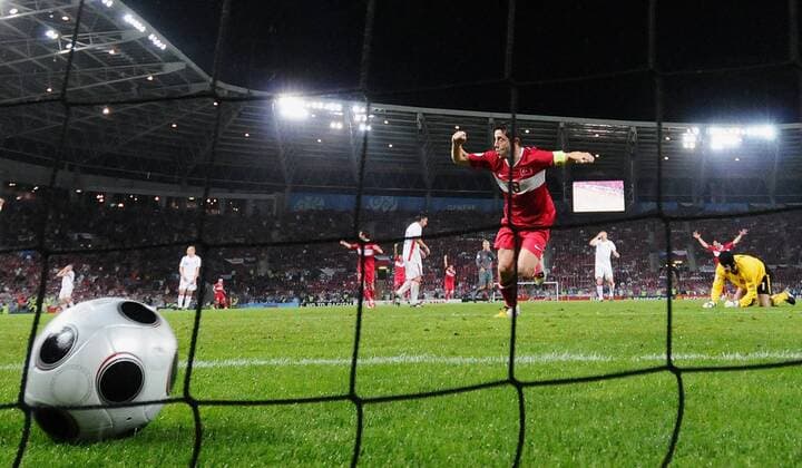 Der Ball ist im Tor, Torschütze Nihat Kahveci (Türkei) jubelt - Fußball EM Herren EURO 2008, Länderspiel, Nationalteam, Nationaltrikot, Türkei - Tschechien 3:2, Vdig Gruppe Genf Freude,