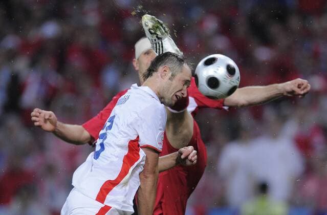 Jan Polak (Tschechien) bekommt das Bein von Emre Asik (Türkei) zu spüren - Fußball EM Herren EURO 2008, Länderspiel, Nationalteam, Nationaltrikot, Türkei - Tschechien 3:2, Vdig Gruppe Genf Dynamik, Kampf,