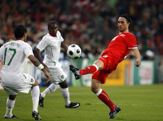 Hakan Yakin (Schweiz, re.) gegen Ricardo Quaresma (Portugal) Fußball EM Herren Euro 2008, Nationalteam, Länderspiel, Nationaltrikot, Schweiz - Portugal 2:0 Gruppe Basel Dynamik, Fußball EM Herren Euro 2008, Nationalteam, Länderspiel, Nationaltrikot, Schweiz - Portugal 2:0 Gruppe Basel Dynamik,
