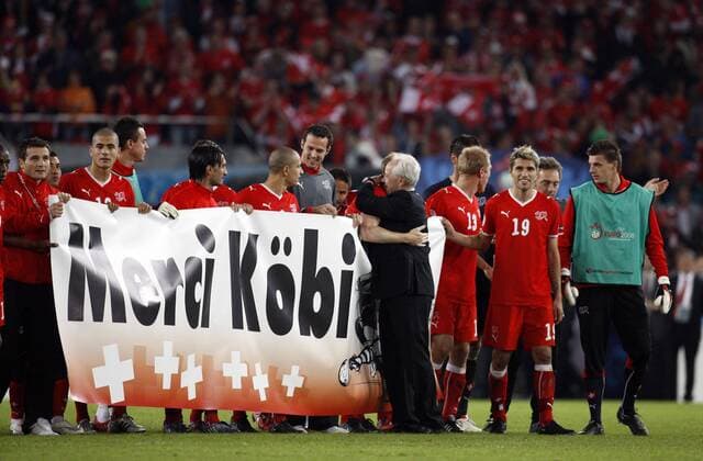 Merci Köbi - Nationaltrainer Jakob Kuhn (Schweiz, Mitte) verabschiedet sich von seinen Spielern Fußball EM Herren Euro 2008, Nationalteam, Länderspiel, Nationaltrikot Totale Basel Fußball EM Herren Euro 2008, Nationalteam, Länderspiel, Nationaltrikot Totale Basel